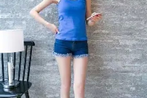 迪丽热巴深V造型登热搜引争议粉丝心疼担心走光审美讨论激烈